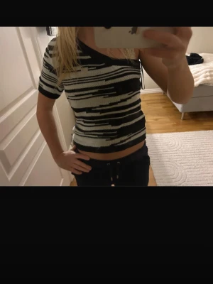 Svartvit asymmetrisk topp - Jättesnygg one shoulder topp från Lindex . I väldigt bra skick och knappast använd. Dessa säljs inte längre men är väldigt populära. Är k storlek M men sitter mer som en S. Kom gärna med prisförslag!
