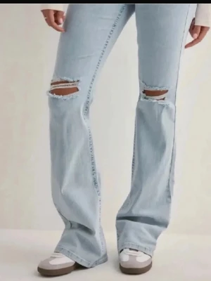 Ljusblå bootcut jeans Nelly - Säljer mina Nelly jeans då dom inte längre passar. Inga defekter. Fråga om fler bilder💞 kom gärna med bud!