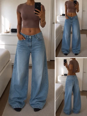 Ljusblåa wide leg jeans - Säljer ett par ljusblåa wide leg jeans med hög midja och riktigt avslappnad passform. Jeansen har klassiska fem fickor och raka, extra vida ben som ger en trendig siluett. Perfekta för dig som gillar en loose och chill stil.