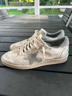 Golden Goose Ballstar - Säljer ett par ruskigt snygga GGDB Ballstars i jättebra skick! Storlek 44. Har du några frågor är det bara att skriva 💪