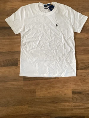 Ralph Lauren tröja - Hej säljer en vit polo ralph lauren tröja