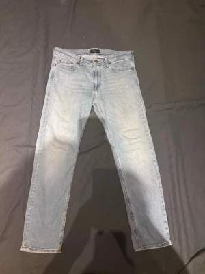 Jack & Jones jeans - Bra skick. Använda men fortfarande bra skick på dem. Jag är 181 väger 70kg och den sitter lite för tajt på mig. Men om du är 173 ish så sitter de bra. Skriv om du vill ha mått. Fraktar inom 1-3 dagar