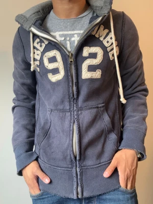 Vintage Abercrombie & Fitch Zip Hoodie - Abercrombie & Fitch Zip Hoodie | Storlek S | Mycket bra skick | Modell 175cm, 70kg