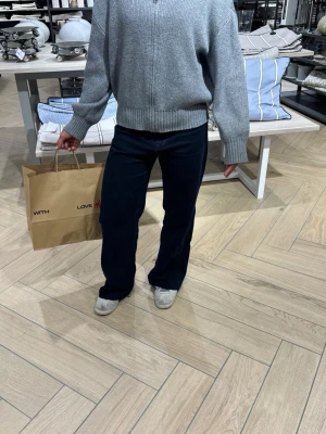 Mörkblå jeans - Säljer dessa jätte snygga jeans i sorlek 36. Passar mig som brukar ha 34