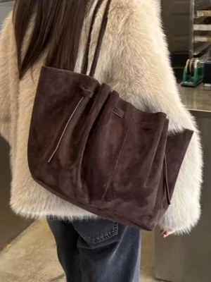 Brun mocka väska   - Snygg mörkbrun mocka väska från Gina Tricot. Typ helt oanvänd därav priset💕