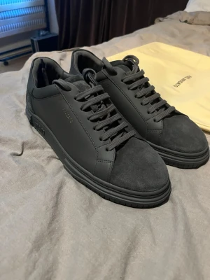 Axel Arigato Atlas i mocka och läder - Stilrena grå sneakers med ovandel i både mocka och slätt läder. Klassisk låg modell med svarta skosnören och diskreta detaljer. Perfekta för dig som gillar en clean och modern look. Helt nya oanvända. Nypris 2800kr