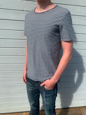 A.P.C T-shirt Randig -  Snygg randig vintage t-shirt från A.P.C i ett fint skick. Storlek XS och passar true to size. Modellen är 178 och väger 65 kg.  Skriv vid frågor eller funderingar!