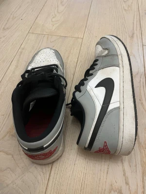 Jordan 1 low light smoke grey - Grå jordan 1 low, väldigt använd men inget trasigt. Pris kan diskuteras