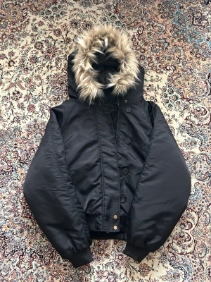 Nylon Bomber Fur Jacket - i bra skick - använd fåtal gånger - unisex. längd - 63 cm, bröst - 128 cm  OBS: luvan är ganska stor och avlång när man har den zippat upp helt