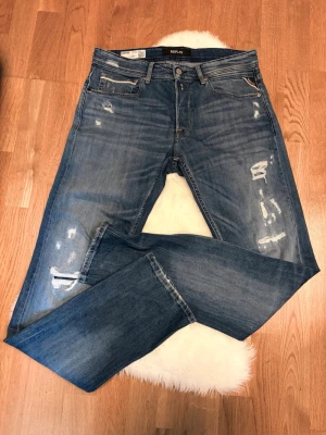  Replay Grover (straight fit)  - Säljer ett par blå jeans från Replay, modell Grover, med straight fit. Jeansen är i otroligt fint skick och är i storlek W32 L34. Slitningarna är bara ytliga så inte igenom. Hör av er om ni har några frågor eller funderingar 🙏 
