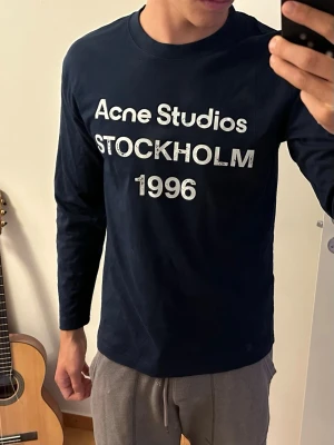Långarmad T-Shirt - Marinblå långarmad t-shirt ifrån Acne Studios i mycket bra skick! Saknar lapp