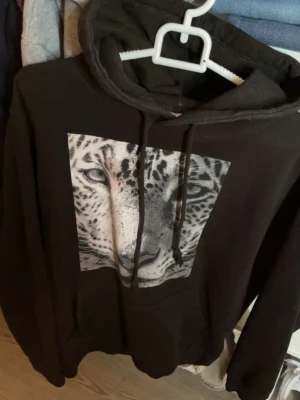 The Cool Elephant hoodie - Säljer en snygg svart hoodie från The cool Elephant med ett leopard tryck på framsidan. 😍