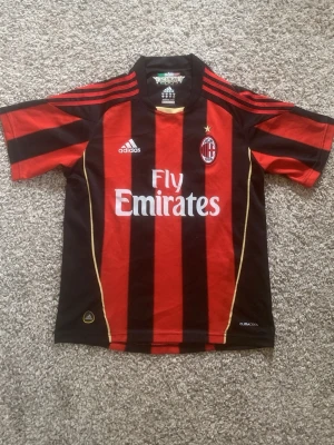 AC Milan tröja Ibrahimović - En äkta AC Milan tröja med  Ibrahimović o nummer 11 på ryggen från 2010/2011