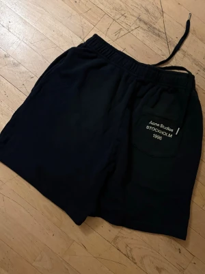 Acne studios shorts herrar  - Storlek s/m . Kan mötas i Sthlm om man vill ! Herr shorts . Aldrig använda 
