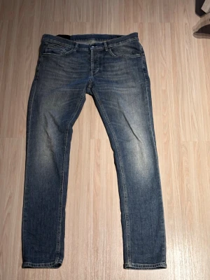 Blå Dondup Jeans - Tja! Säljer dessa riktigt snygga dondup jeans! Passar 190cm 82kg — skick 9/10 — Blåa — Storlek: 34 — Nypris 3499kr —                           (Cm) Längd: 102,5 Midja: 43 Lårbredd 10 cm från skrevet: 21,5 Innersöm: 79  Priset är ej hugget i sten så det är bara att höra av sig!