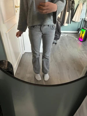 Gina jeans - Säljer mina gråa jeans med knapp ficka från Gina då dom aldrig används längre. Byxorna är i fint skicka men dom ser lite uttöjda ut när dom inte sitter på. Pris kan diskuteras vid snabbt köp💕