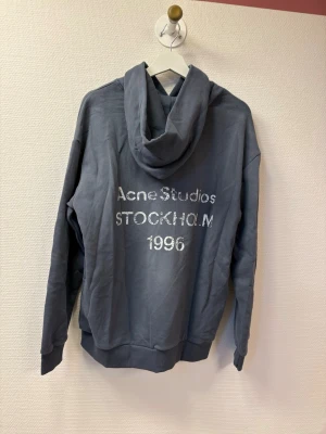 Acne studios hoodie navy  - ( Kan mötas i Sthlm ) Passar båda kön. Inga skador eller defekter 😊 storlek s true to size 