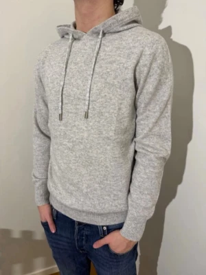 Kaschmir Hoodie - Exklusiv och stilren Kaschmir hoodie ✨ Perfekt för vår- och sommarsäsongen. Storlek S, mycket sparsamt använd (max 3 gånger) och i utmärkt skick utan defekter. Kontakta mig gärna vid intresse eller frågor 😊