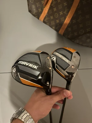 Callaway Mavrik Driver & Fairwaywood 3 - Säljer en Callaway Mavrik Driver (10,5°) och en Callaway Mavrik Fairwaywood 3 (15°) i bra skick. Båda klubborna är välskötta med normalt slitage från spel.  ✔️ Regularskaft på båda klubborna ✔️ Original headcovers ingår ✔️ Säljs tillsammans eller separat ✔️ Förlåtande klubbor med mycket bra känsla  Pris: •	Driver: 2199 kr •	Fairwaywood 3: Såld❌Skicka gärna ett meddelande eller prisförslag vid intresse eller frågor. ⛳️