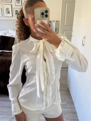 Vit blus med rosett och volang - Ifrån Zara 