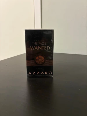 Azzaro The Most Wanted parfym - Azzaro The Most Wanted är en parfym i en elegant svart och kopparfärgad förpackning. Flaskan har en stilren och maskulin design med metalliska detaljer. Doften är intensiv och modern, perfekt för dig som vill sticka ut och göra intryck.
