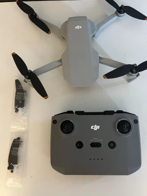 DJI Mini 4K drönare med kontroll - Säljer en grå DJI Mini 4K drönare med tillhörande fjärrkontroll och extra propellrar. Drönaren har en kompakt och vikbar design, perfekt för att ta med sig. Utrustad med 4K-kamera för högupplösta bilder och video. Smidig styrning via kontrollen. Tyvärr så kommer inte laddare med. Använd några få gånger sparsamt.