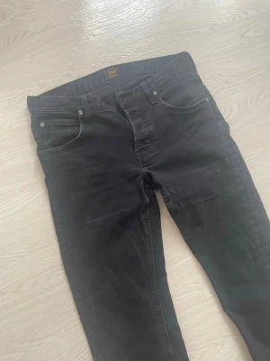 Svarta jeans från Lee - 10/10 skick storlek 30/32 jag är 185 och sitter litet på mig i midjan