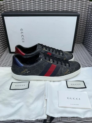 Gucci Ace Tiger - Gucci Ace || Storlek EU 42 UK 8 || Skorna är i mycket bra skick (se bilder) || Allt på bilderna medföljer vid köp || Tveka inte på att höra av dig vid frågor eller funderingar 