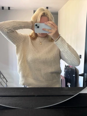 Beige ribbstickad tröja - En vanlig söt beige/vit stickad tröja