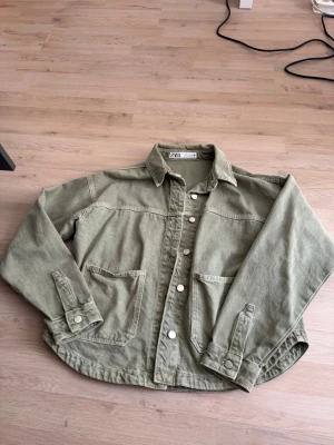 Grön jeansjacka från Zara - Grön jeansjacka ifrån Zara, storlek S och den är knappt använd