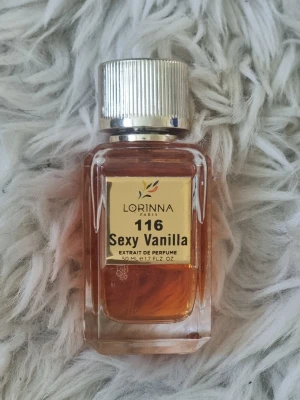 Lorinna Sexy Vanilla parfym 50 ml - Lorinna Paris 116 Sexy Vanilla är en parfym med varm vaniljdoft. Flaskan är rektangulär i genomskinligt glas med en silvrig metallkork och guldig etikett. Kommer i en lyxig guldfärgad kartong. Perfekt för dig som gillar söta och sensuella dofter.