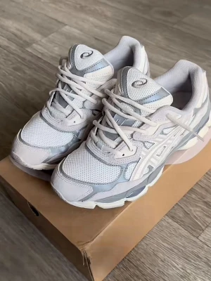 Asics vita  - Asics vita med silver detaljer jätte snygga skor i bra skick ny pris 2000kr köpt hos JD sports skriv vid frågor eller funderingar storlek 45 passar även 44
