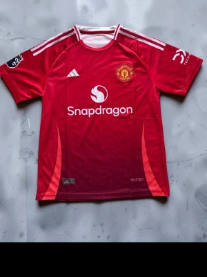 Manchester United nya matchtröja, alla storlekar - Säljer Manchester United nya hemmatröja inför nästa säsong | Skick 10/10 med tags på | Storlekar: Small, Medium, Large, XL, XXL |