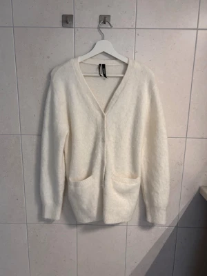 Vit stickad tröja i mohair blandning från Bik Bok - Tröjan är i helt nytt skick.
