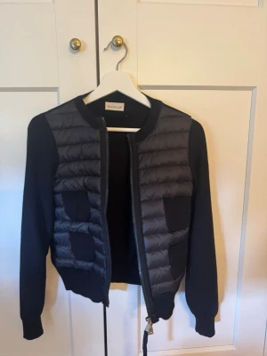 moncler cardigan  - säljer min moncler cardigan i storlek 1, då den är lite för liten för mig. Väldigt fint skick, hör av dig för fler bilder. Pris kan diskuteras