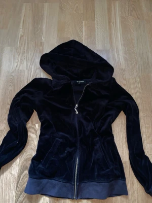 Juicy couture kofta - Kofta ifrån juicy couture med lite difekter på svarta tyger och har tappat några diamanter på dragkedjan, skriv ifall ni vill ha dydligare bilder på dem