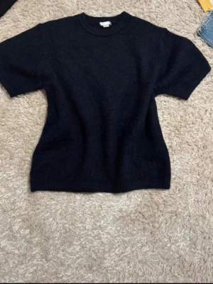 Stickad T-shirt - stickad T-shirt från Gina. Endast provad, så helt ny. Lapp har dessvärre ramlat av därav 10kr billigare än den gråa!  Nypris 199 OBS strl 170 men det motsvarar xs/s Hör av er om ni undrar över något!💕💖 Öppen för prisförslag!
