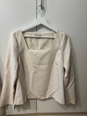 Vida ärmar topp - Beige topp ifrån hm i storlek s, köpt för länge sedan men fint skick. Vida ärmar och fyrkantig urringning.