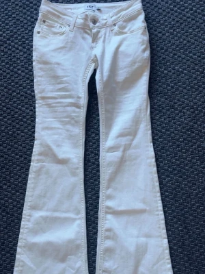 Vita bootcut jeans från 157 - Snygga vita bootcut från lager 157 ”Blaze”