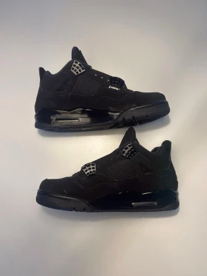 Jordan 4 black cats - Säljer ett par helt orörda Jordan 4 black cats🙌 Box och allt og följer med och självklart också snören trots att de inte är snörade på bilderna🤝Priset är inte hugget i sten och det är bara att höra av sig mod minsta fundering.