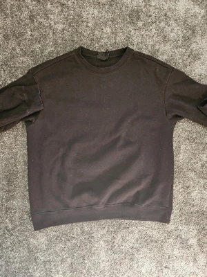 Svart sweatshirt från H&M Relaxed Fit - En lättl och stilren svart sweatshirt från H&M, Relaxed Fit. Tröjan har rund halsringning. Perfekt för en chill och avslappnad look.