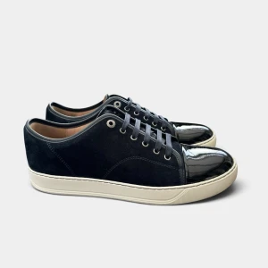 Lanvin Dbb1 Cap Toe Svart | 44 - Lanvin skor i nyskick! Storlek 9, passar 44. Endast skorna ingår. Går även att köpa på carlinofashion.se - för gratis frakt