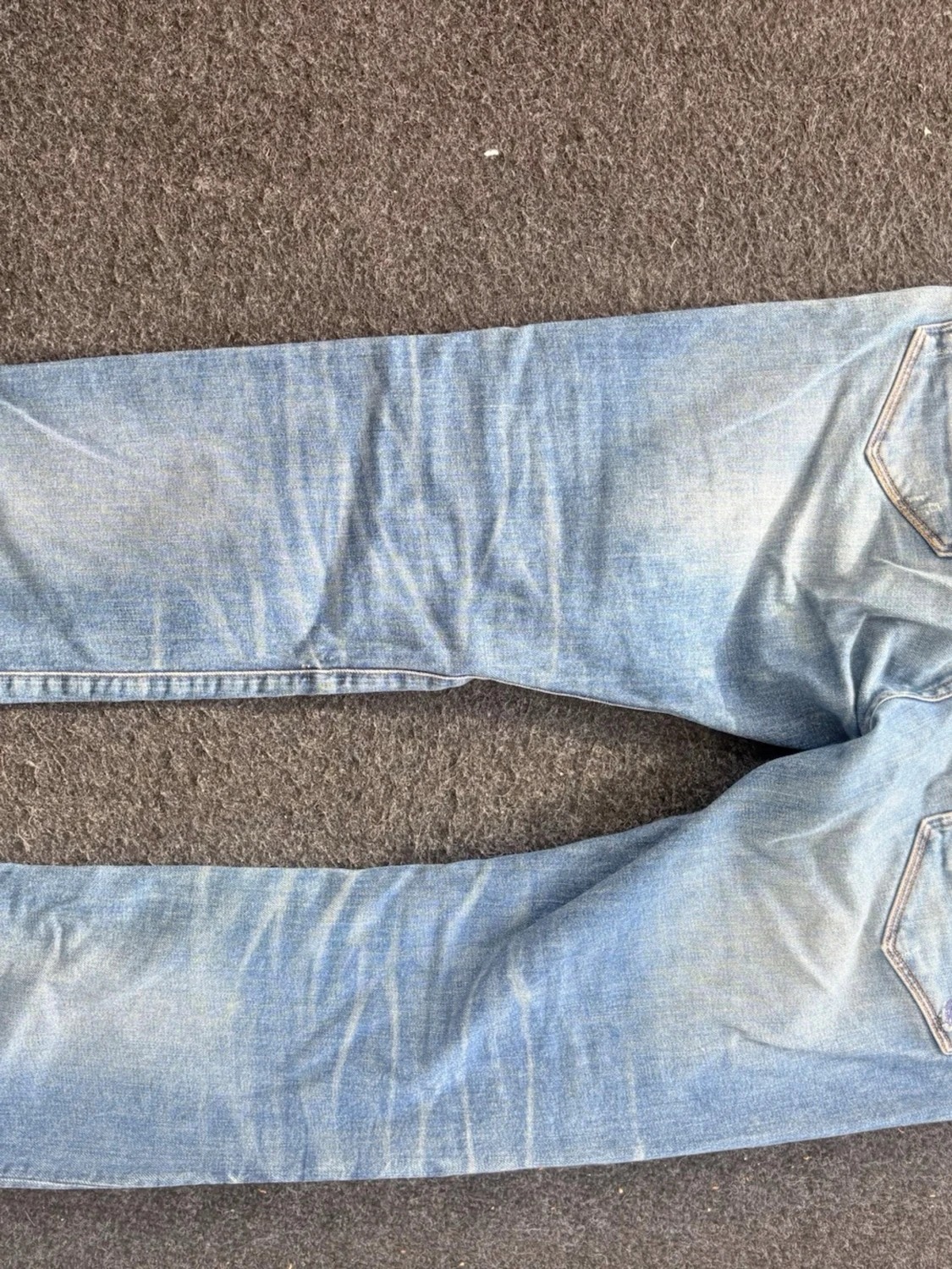 Ljusblå raka jeans med slitningar - 1