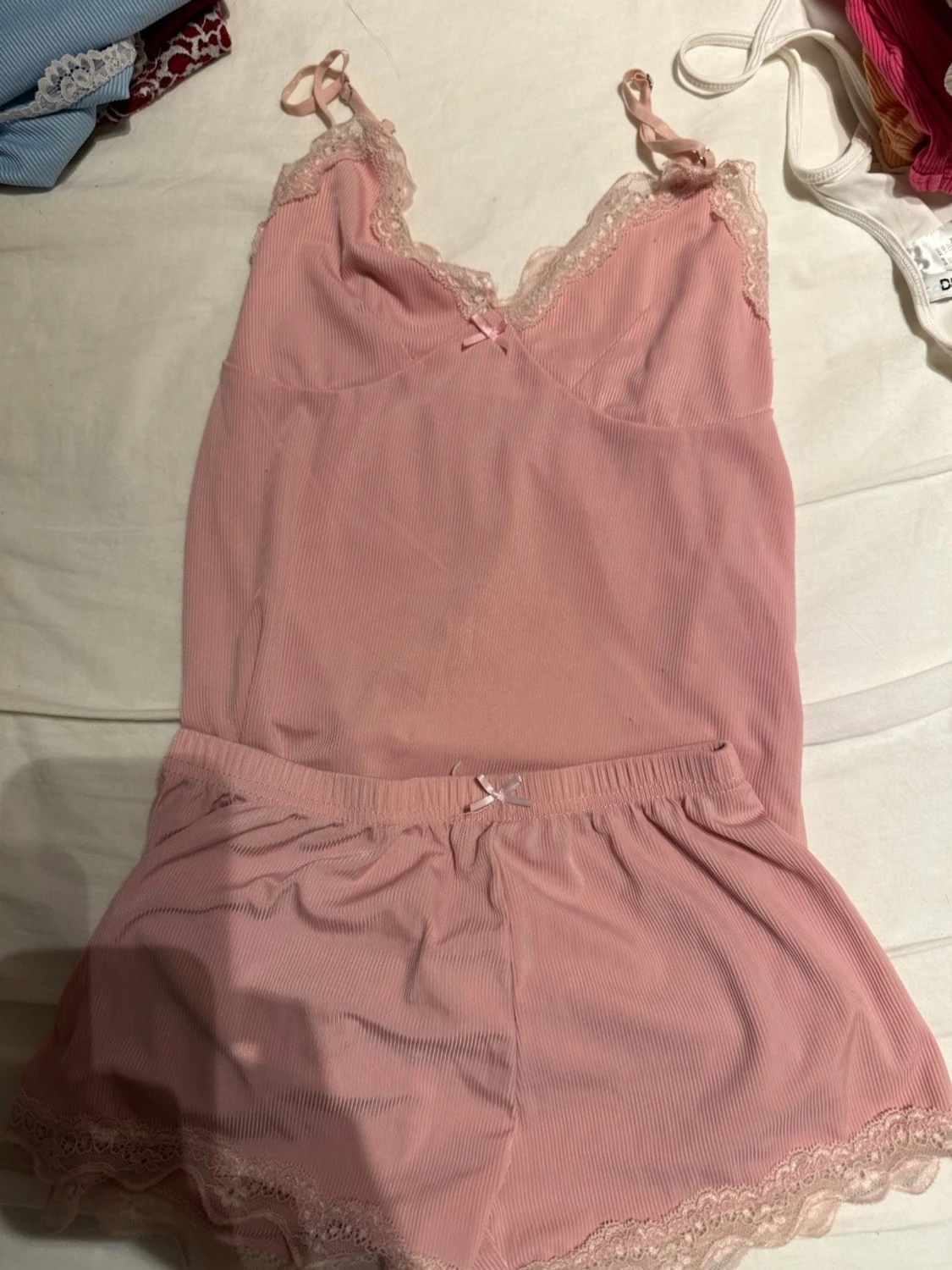 Rosa pyjamasset med spetsdetaljer