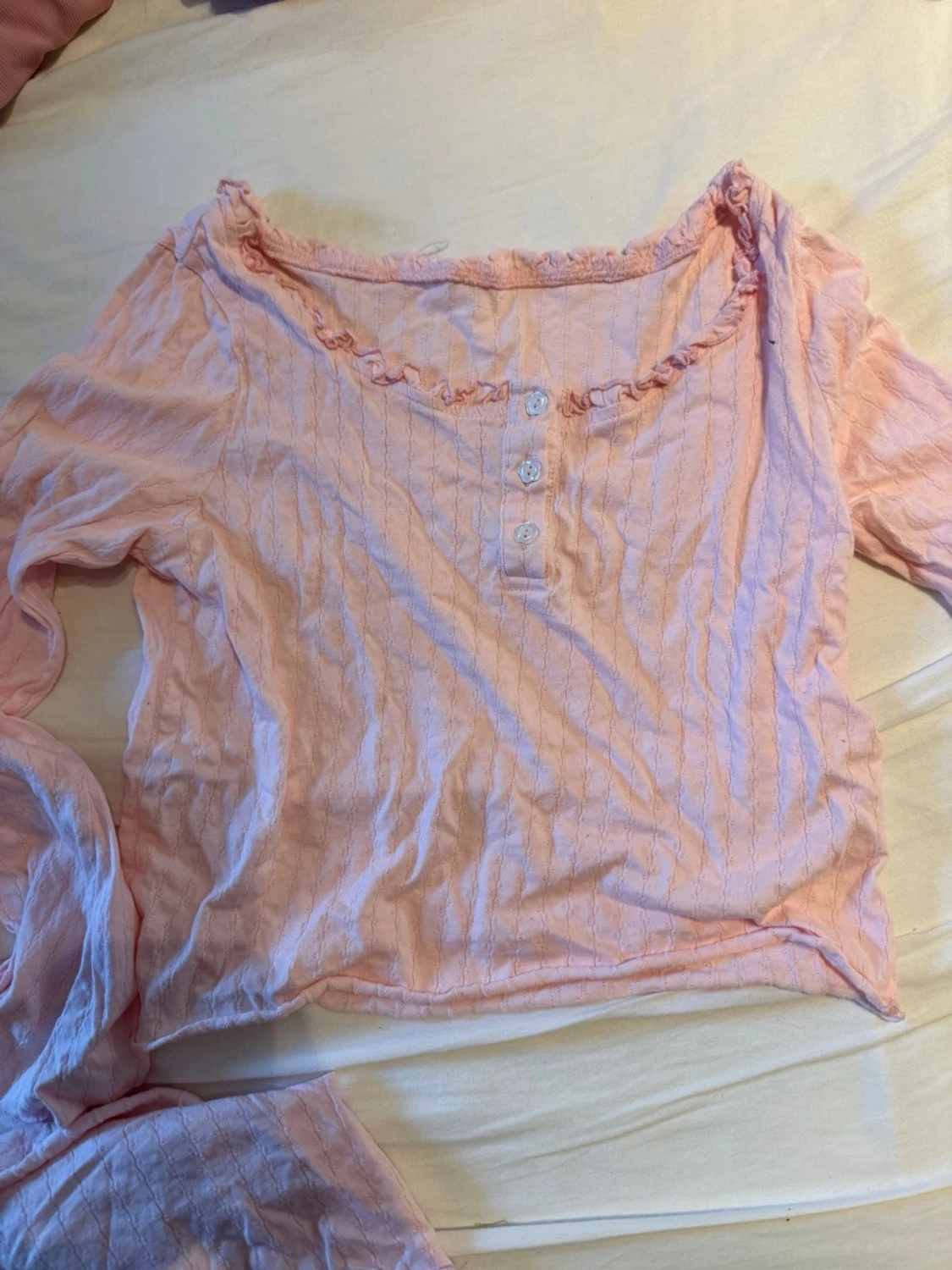 Ljusrosa pyjamas med volangdetalj - 1