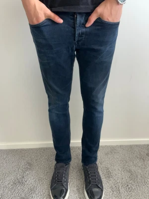 Dondup George Jeans - Tja, säljer dessa tvärfeta dondup George jeans i mycket fint skick med en liten defekt nära skrevet.( syns inte någonting alls!) mått Längd 92 midja 40. Hör av er vid fler frågor 🤝