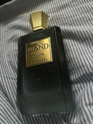 Khadlaj island dreams parfym - Säljer min Khadlaj Island Dreams Extrait de Parfum (100 ml). Liknar Louis Vuitton Symphony. * Extrait de Parfum * Ca. 95 % kvar (se bilder för exakt nivå) * Originalflaska i mycket fint skick * Förvarad svalt och mörkt       Har ej orginalbox 