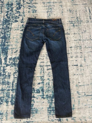 Oanvända Dondup George jeans i storlek 30 - Säljer ett par fräscha Dondups i storlek 30 som aldrig är använda så skicket är som nytt. Nypris 3599