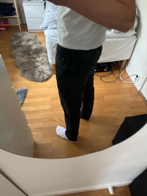 Levis jeans 511 - Svarta 511 levis jeans, väldigt mjuka och sköna i materialet. Lite mer åt det skinny hållet men inte helt. 