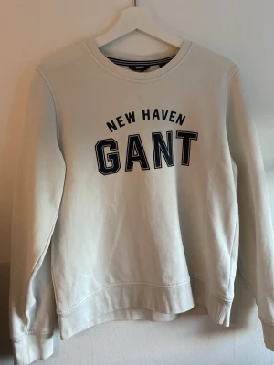GANT collage-tröja - Vit GANT collage-tröja i storlek S. I nytt skick 